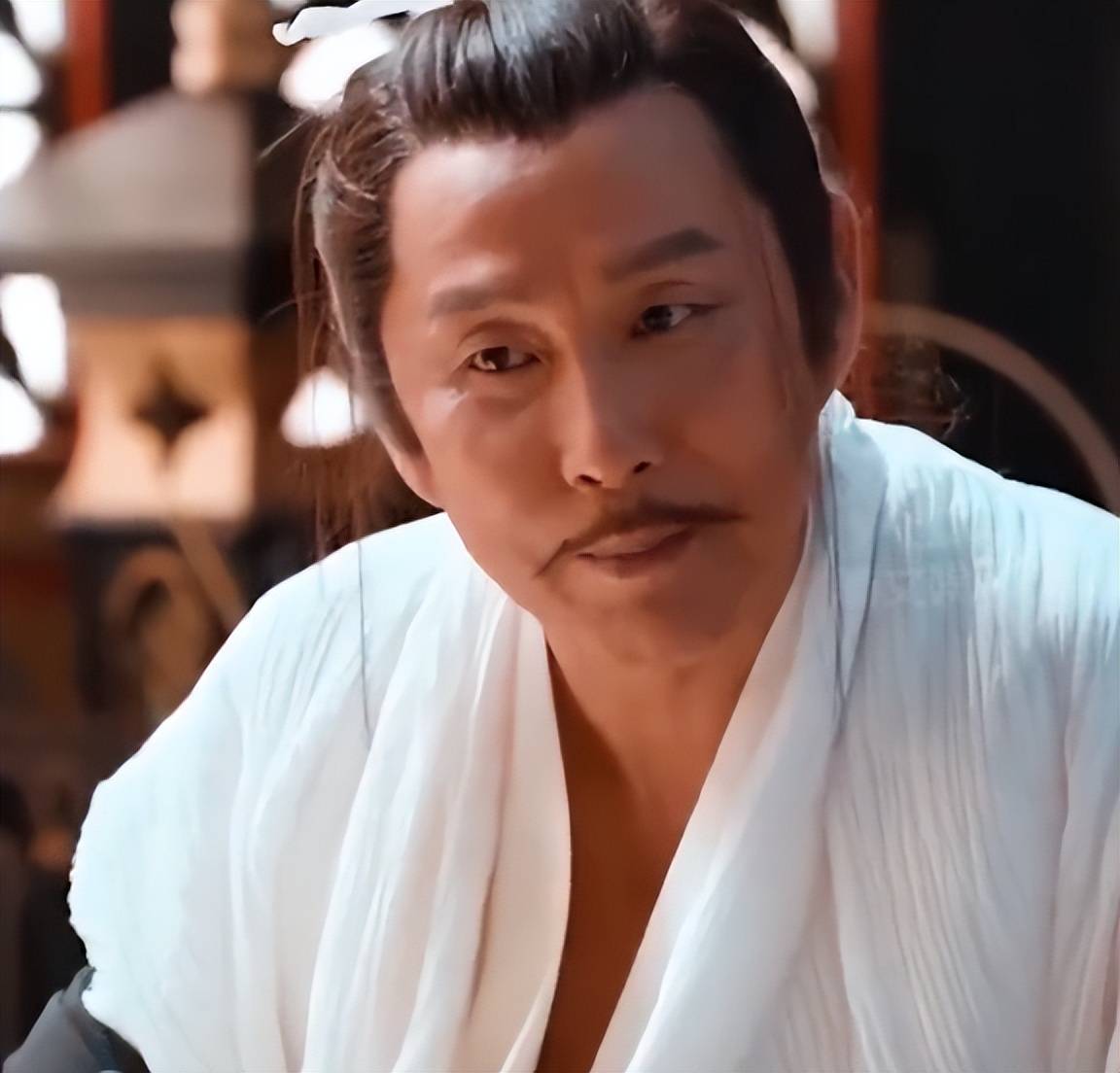 在媒体拍到的画面里,能看到陈道明为拍戏剃了光头十分敬业,穿着黑色