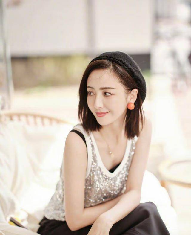 我实在不能说佟丽娅是"宝贝妈妈",亮片背心搭配阔腿裤,时髦得像个少女