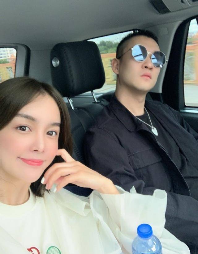 曹云金现任晒男友视角照,穿吊带裙秀好身材,力挺曹云金对自己好_恋情