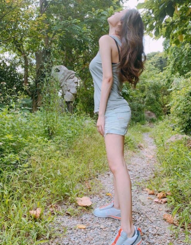 安以轩哺乳期染发引争议,秀产后s型曲线瘦身太迅速_月子_宝宝_女明星