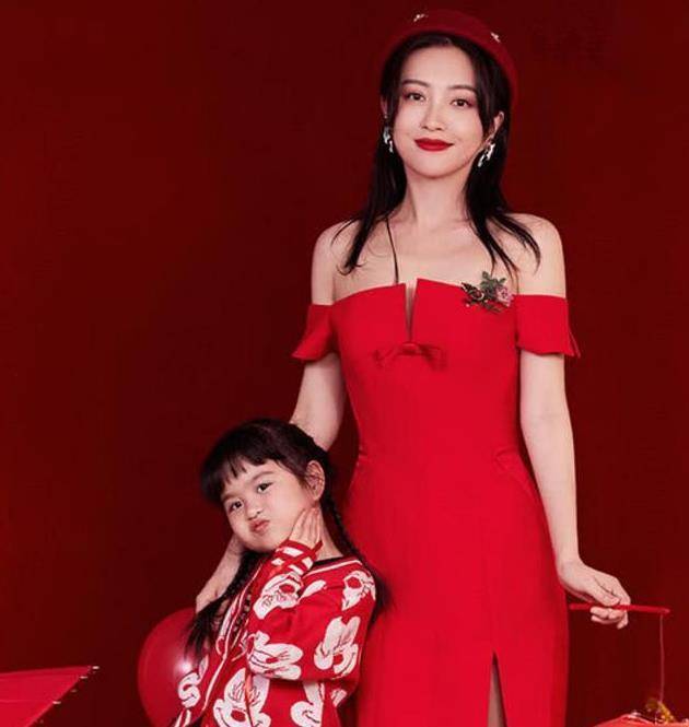 包文婧母子俩合拍大片,4岁包可艾古灵精怪,包文婧身材羡煞旁人_包贝尔