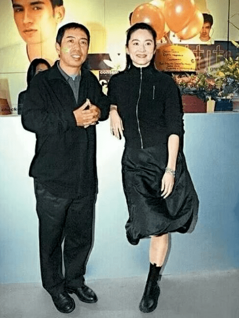 林青霞一家五口同框,老公又矮又丑,女儿都随了爸爸长相不漂亮!