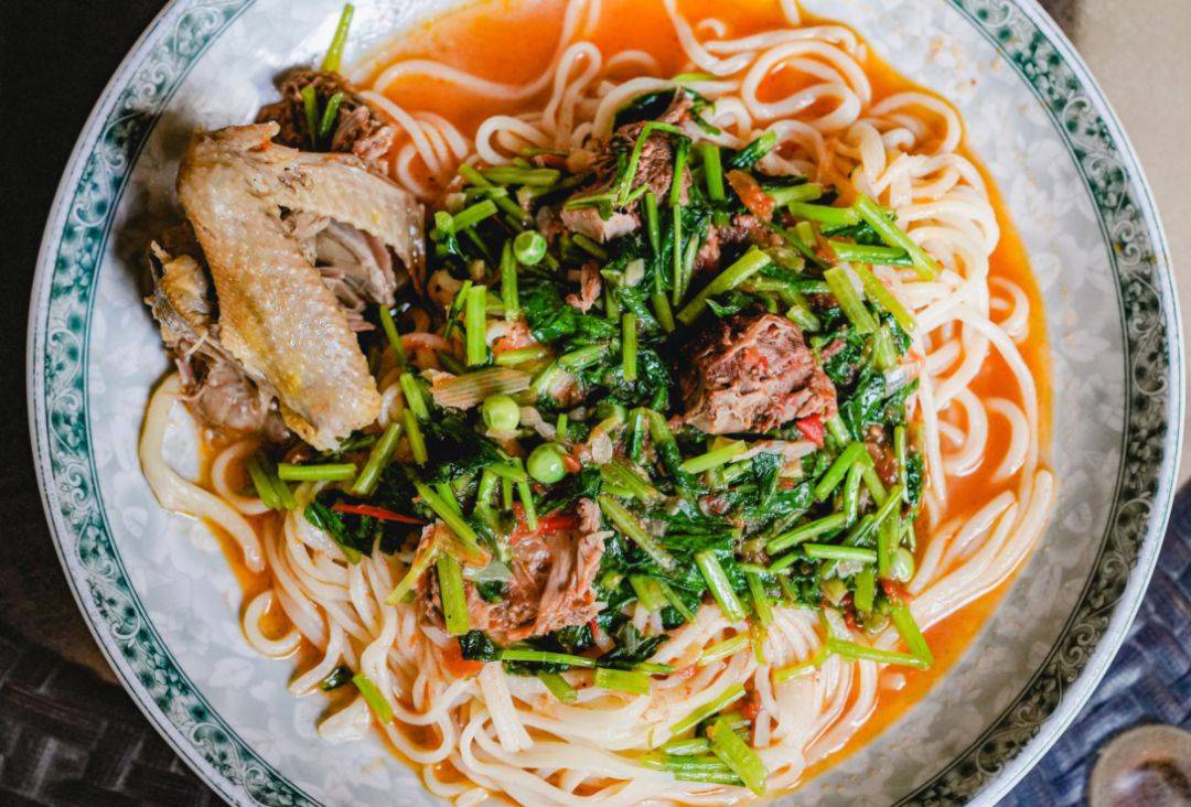 一罐炖鸽子汤的钱可以买五份拌面,由于罐里的鸽子都是切好的,很难判断