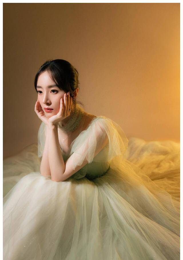 双胞胎姐妹,一个进娱乐圈一个出去留学,选择不同,人生也不同_胡冰卿