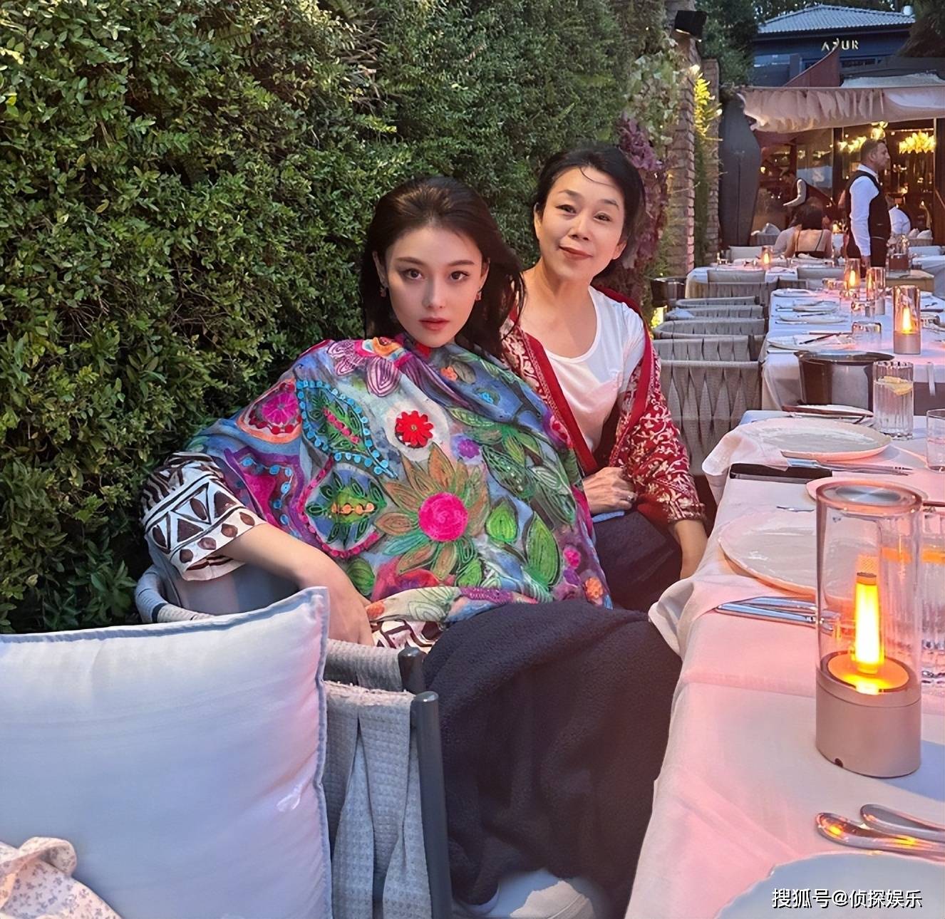 张馨予带妈妈海边看日落,张妈妈扎马尾活力满满,母女同框像姐妹_老人