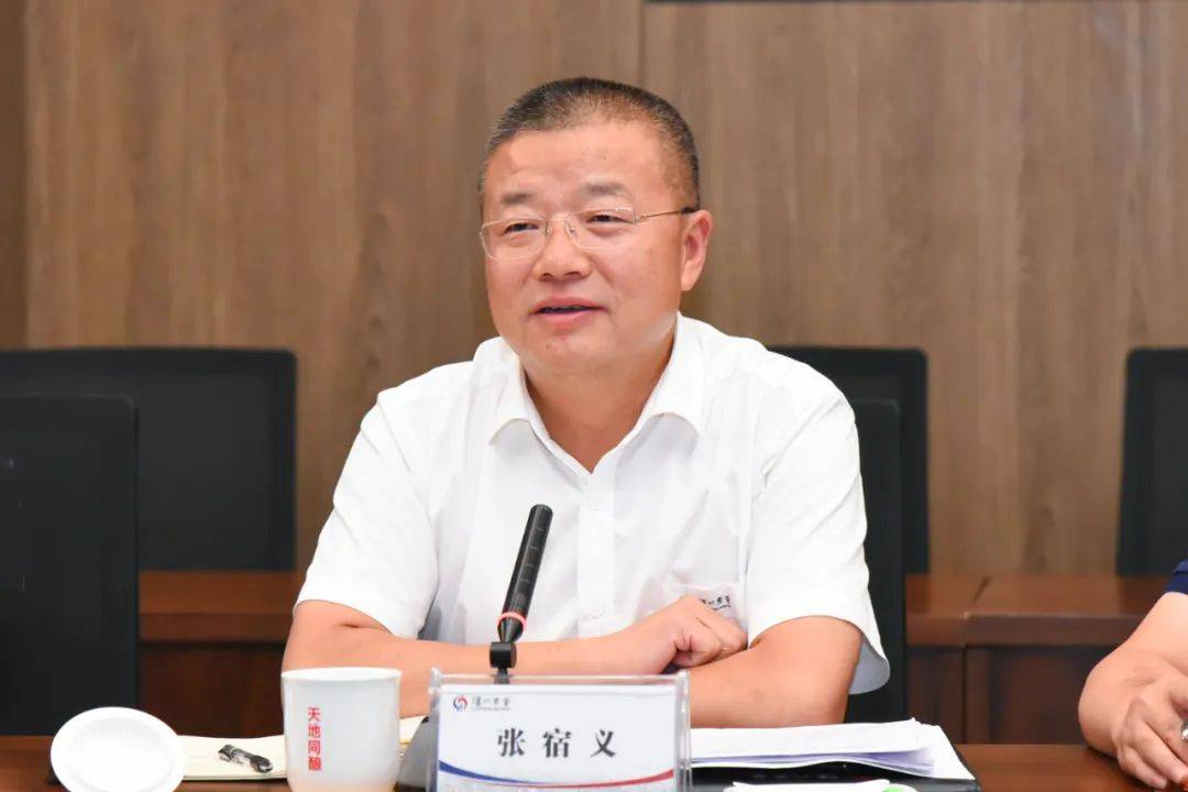 张燕受泸州市文化广播电视和旅游局党组书记,局长李凌的委托,欢迎中国