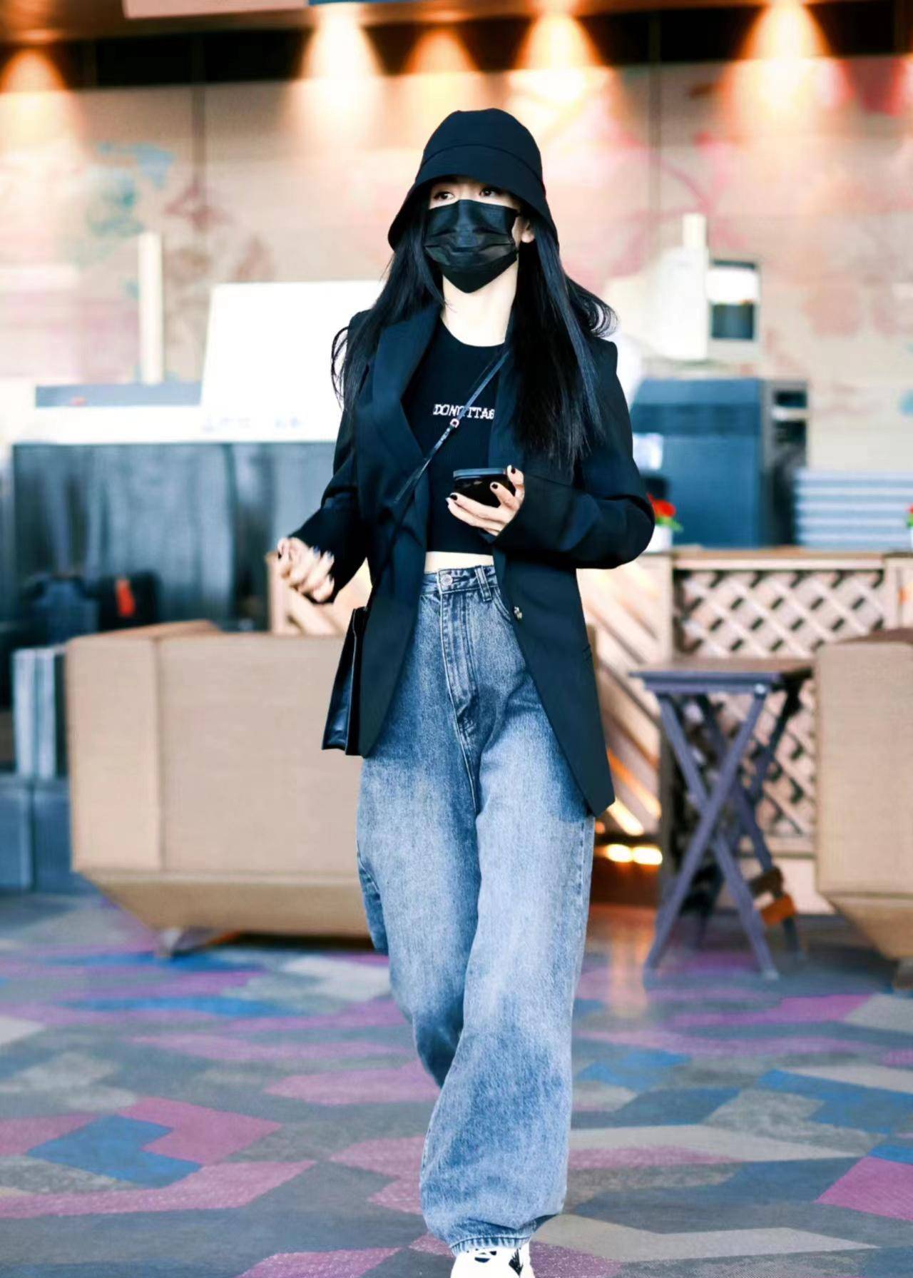 谢娜现身机场,身穿黑色西装搭配牛仔阔腿裤,显瘦又美!_衣服_风格_时尚
