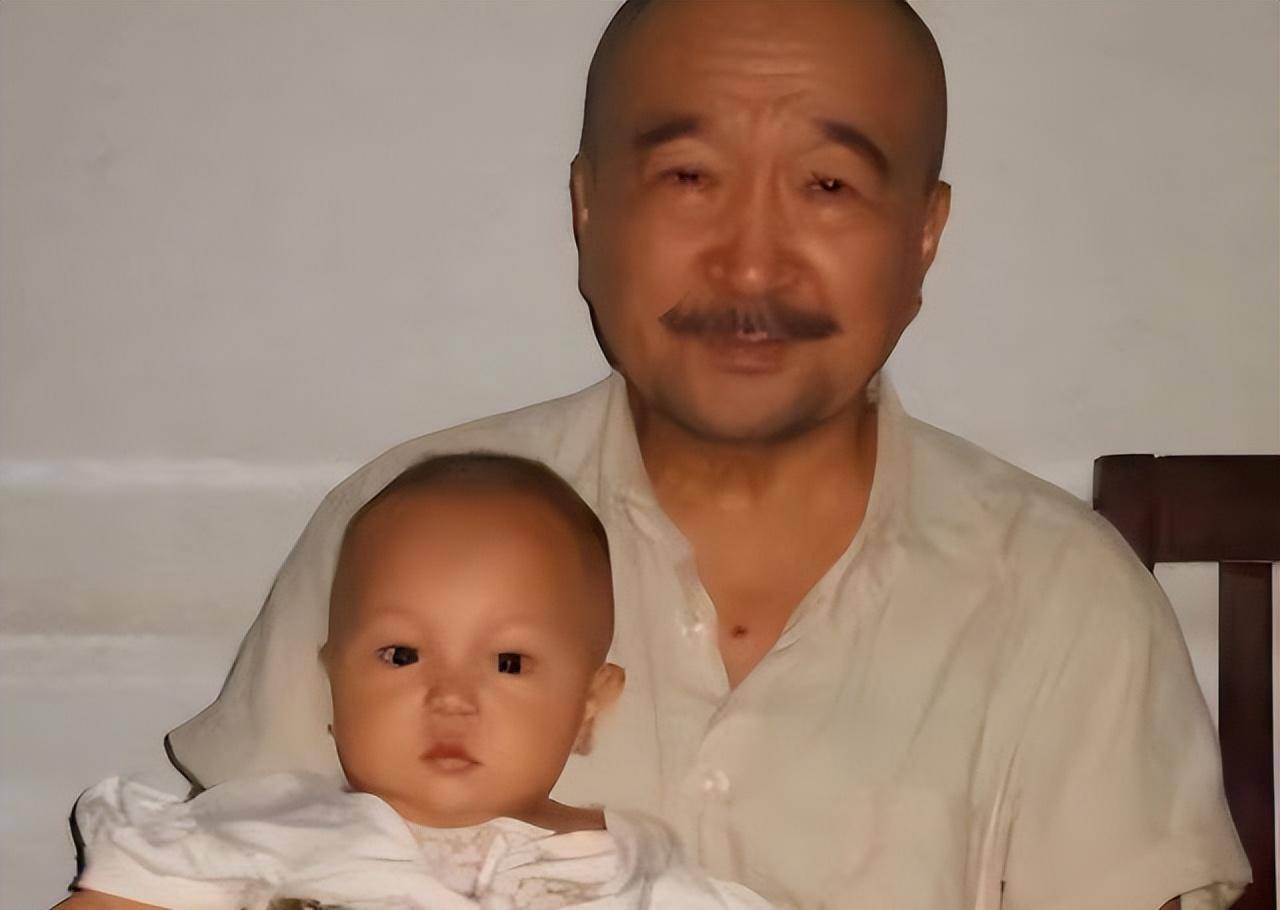 77岁李保田定居山东,住小屋被儿子夸太年轻,李彧胡子一把纹花臂