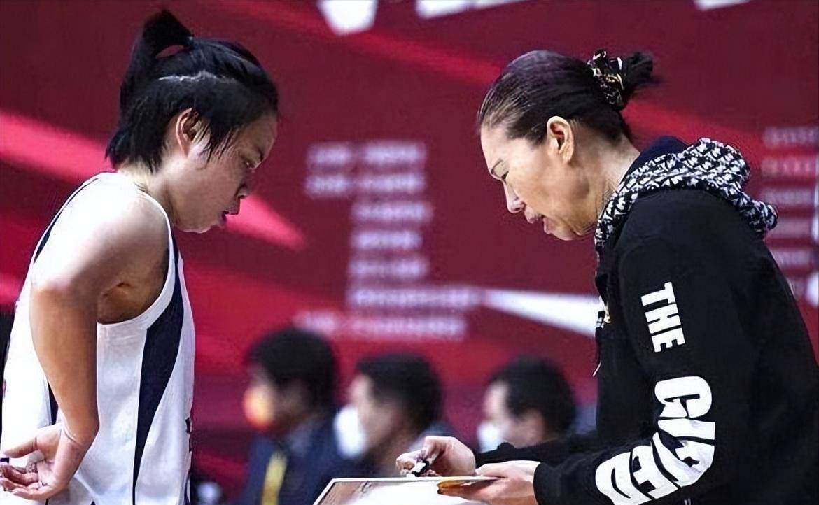 她曾是我们前女篮队长,今儿子身高2米成为主力球员_付豪_展淑萍_比赛