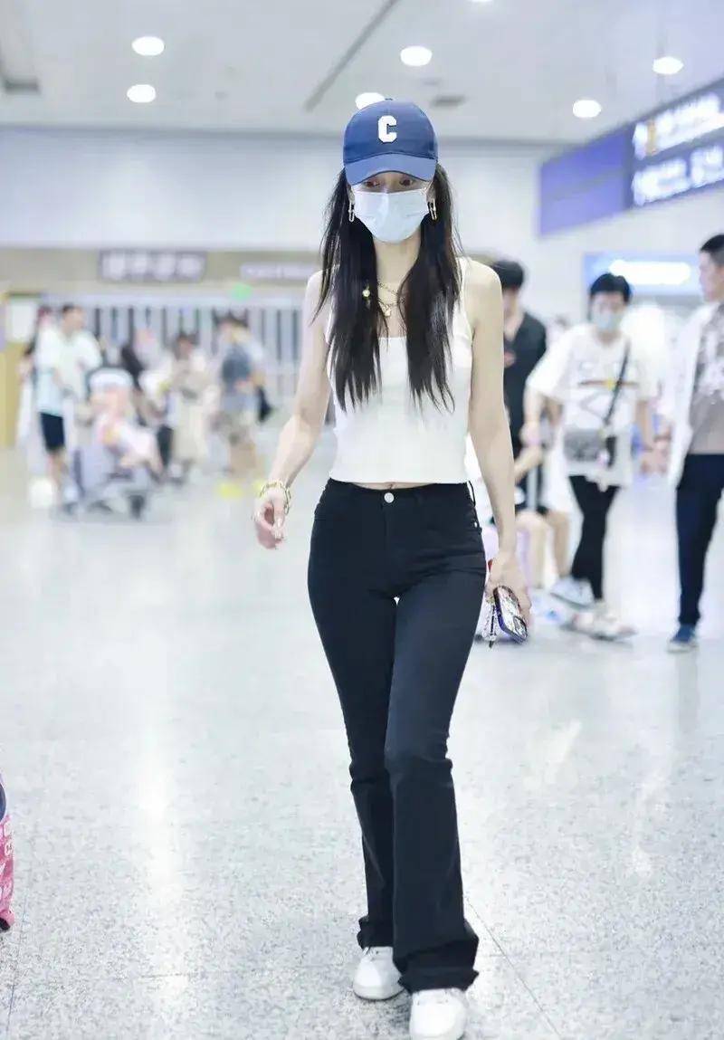 小海绵机场要angelababy牵手,白色老头衫搭黑色牛仔裤,很辣妈_金色