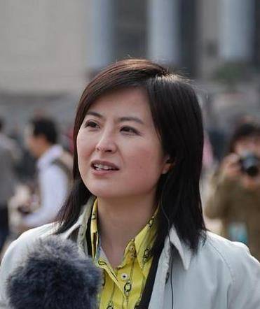 电视主持人撒贝宁被辞退?藏18年的张泉灵也暴露了,现离开电视!