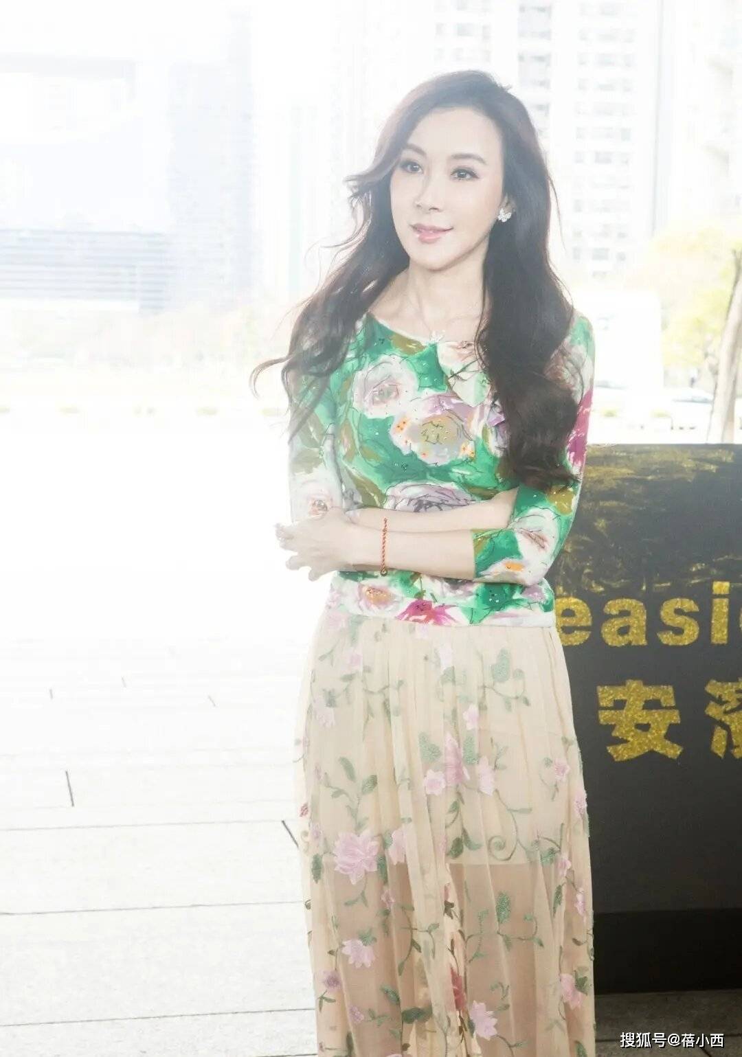 54岁萧蔷一点不显老,穿印花裙配齐刘海发型,少女感真挺强的!