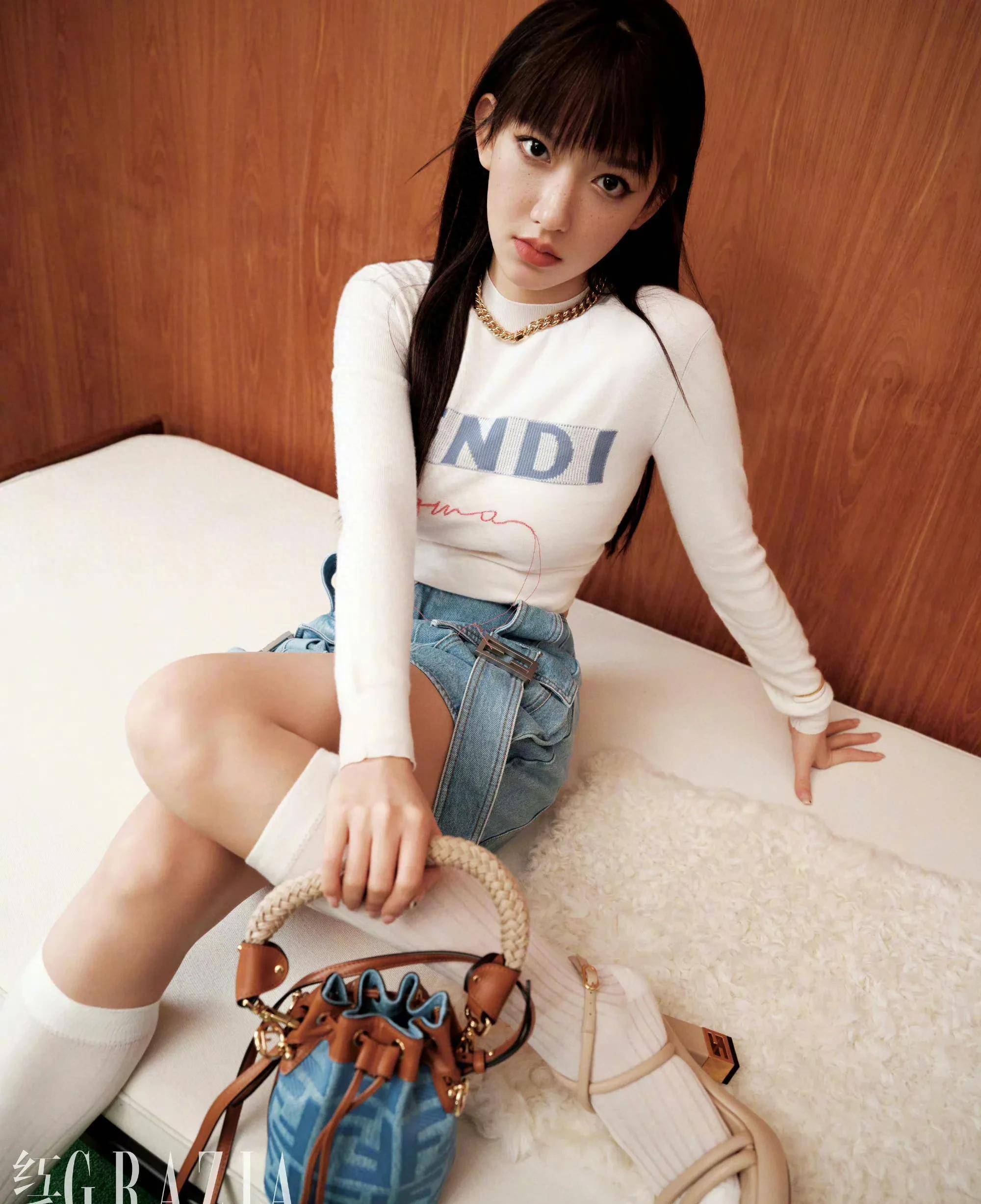 程潇最新杂志大片出炉,火辣短裤秀大长腿,高跟鞋和包包创意十足!