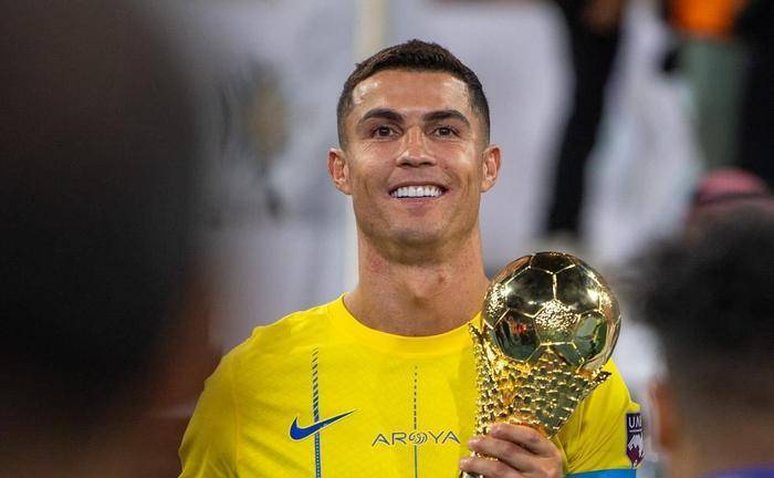 祝贺c罗沙特首次捧杯 穿一身红添喜气 吃日料庆胜利_照片_家庭_奖杯