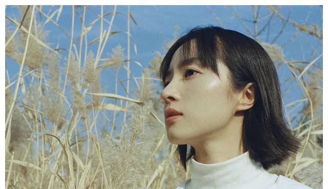 双胞胎姐妹,一个进娱乐圈一个出去留学,选择不同,人生也不同_胡冰卿