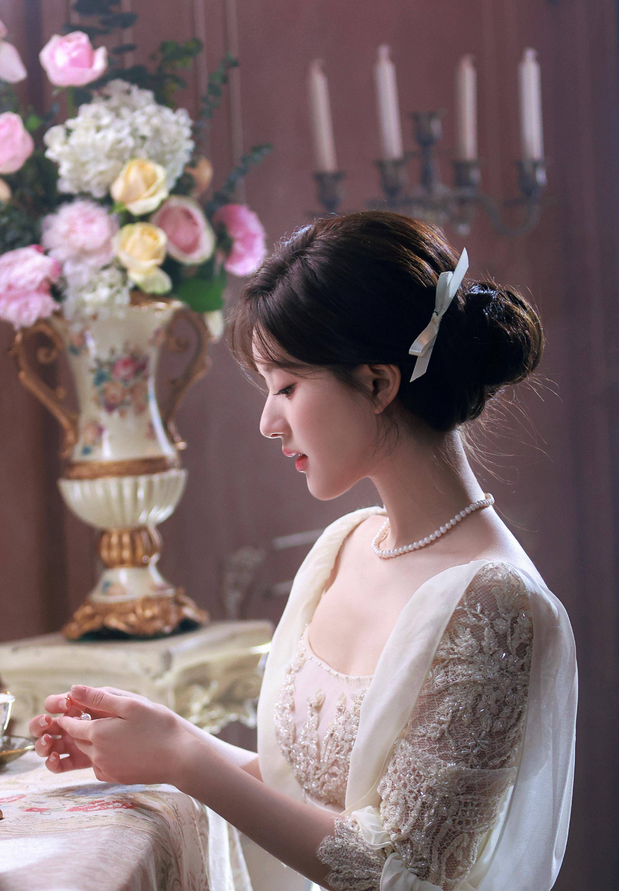 赵露思节日儿童节商务形象,白色时尚纱裙搭配简单麻花发饰,温馨宜人