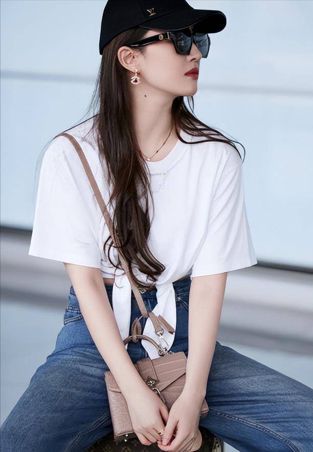 刘亦菲出国机场随拍曝光,简约白t秀出雪白牛奶肌_时尚_感觉_明星