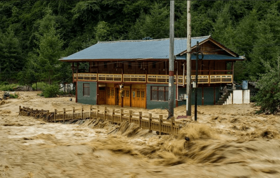 秦岭鸡窝子夺命泥石流27人遇难,村庄被淹没,死伤者多为游客!