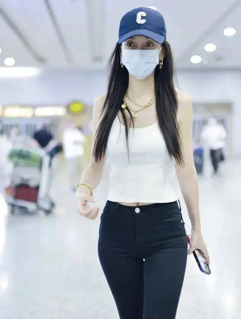 小海绵机场要angelababy牵手,白色老头衫搭黑色牛仔裤,很辣妈_杨颖