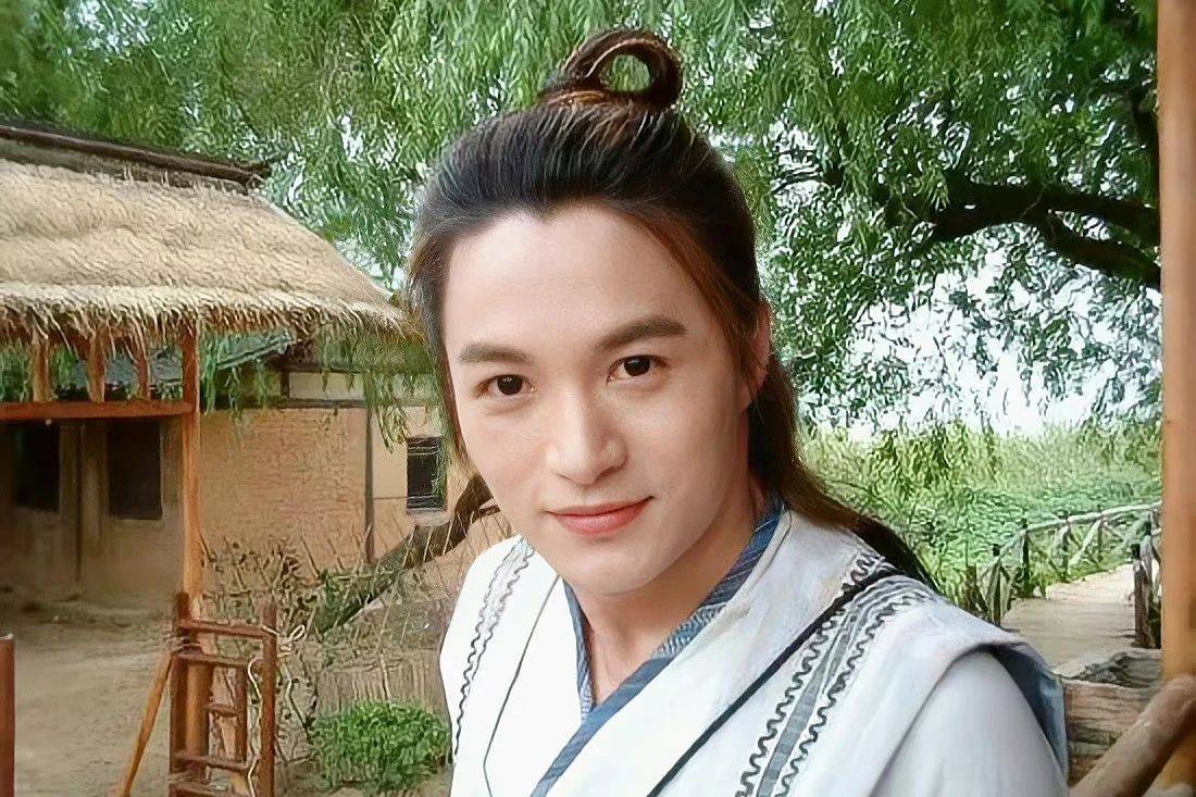 里饰演老实善良的董永,还有民国武侠剧《中华英雄》里忠心耿耿的鬼仆
