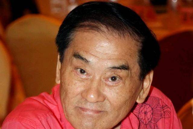 有的人说是郝爱民口快心直说了很多得罪人的话,比如他批评相声演员不