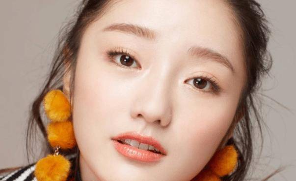 其实她之所以进入娱乐圈,是因为一部喜剧《煮妇神探》,在2015年的时候