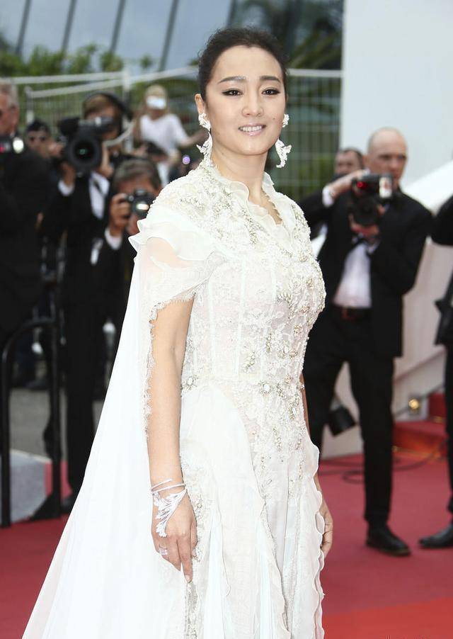 巩俐这一身白色穿搭整体让人感觉和协高贵,很漂亮.