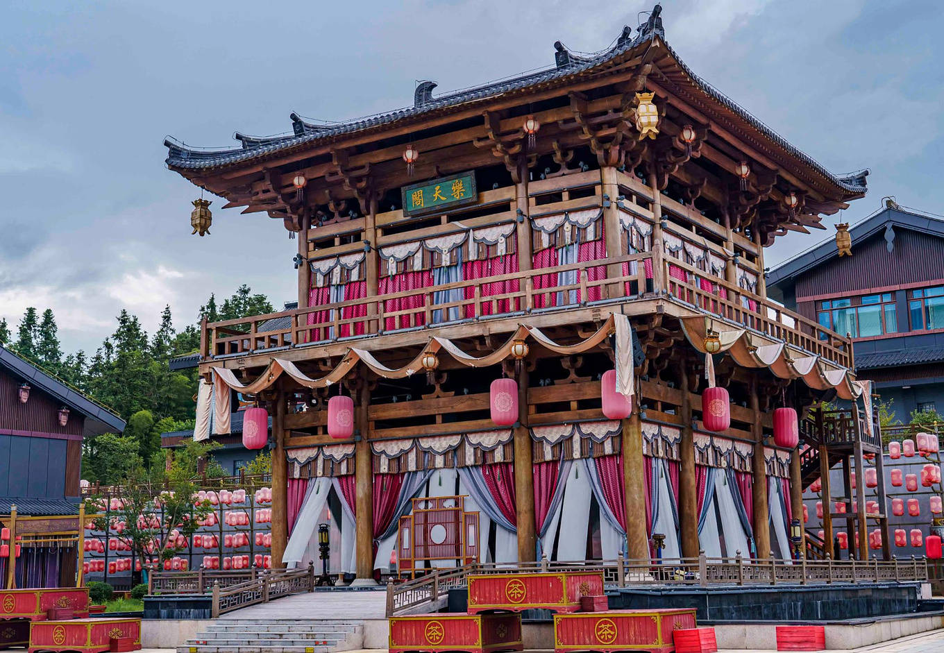 瓷宫:独一无二的建筑魅力旅行景德镇,各个景点基本上都与瓷器相关,这