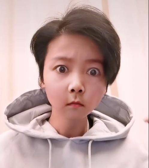蔡少芬三胎后首露面,娃娃脸滤镜还秀性感,戏精附体张晋目瞪口呆_孩子
