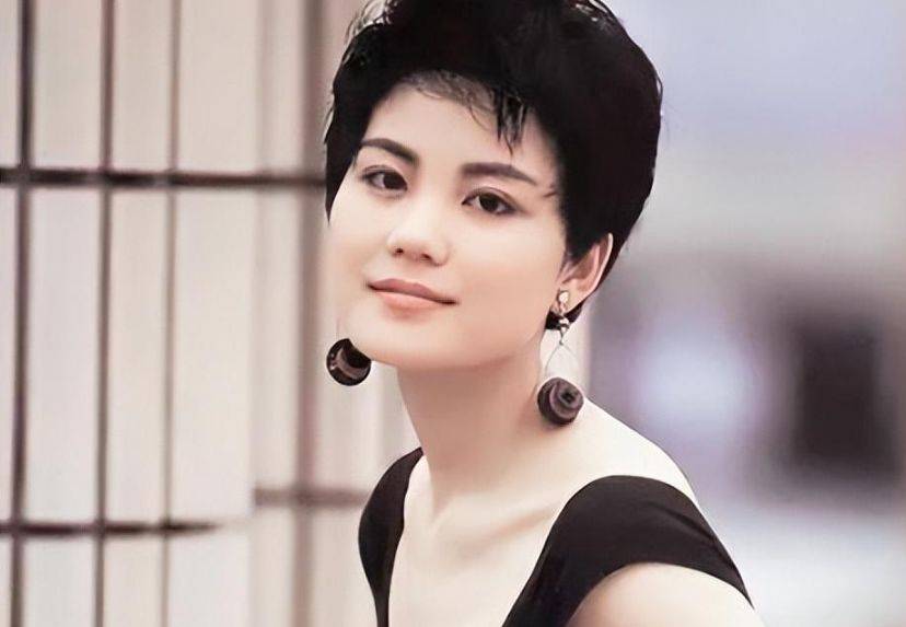 王菲:自己感情之路坎坷,哥哥56岁仍未婚,这究竟是为什么?