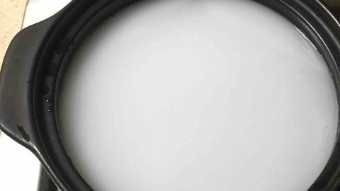 烹饪步骤:鸡腿2个,猴头菇2个,荷叶2张,蒜3个,葱1根,姜2片,花生油1勺