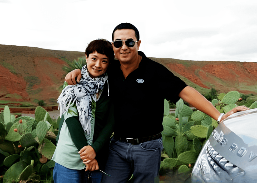 张嘉译背驼得厉害,老婆素颜干瘪像农家奶奶,女儿长相都很一般!