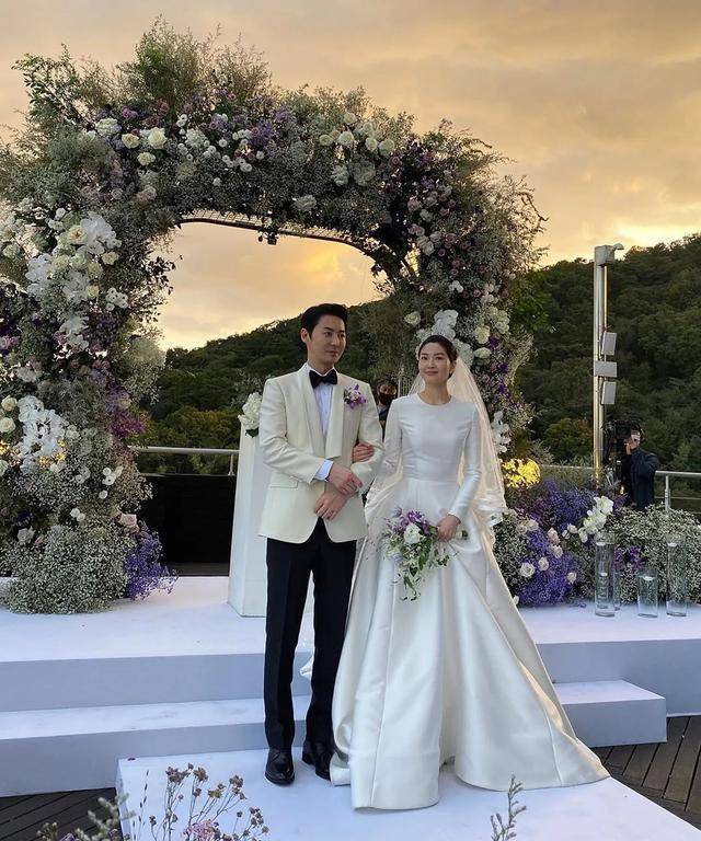 在举行婚礼次日,junjin携新婚妻子出演的《同床异梦2-你是我的命运》