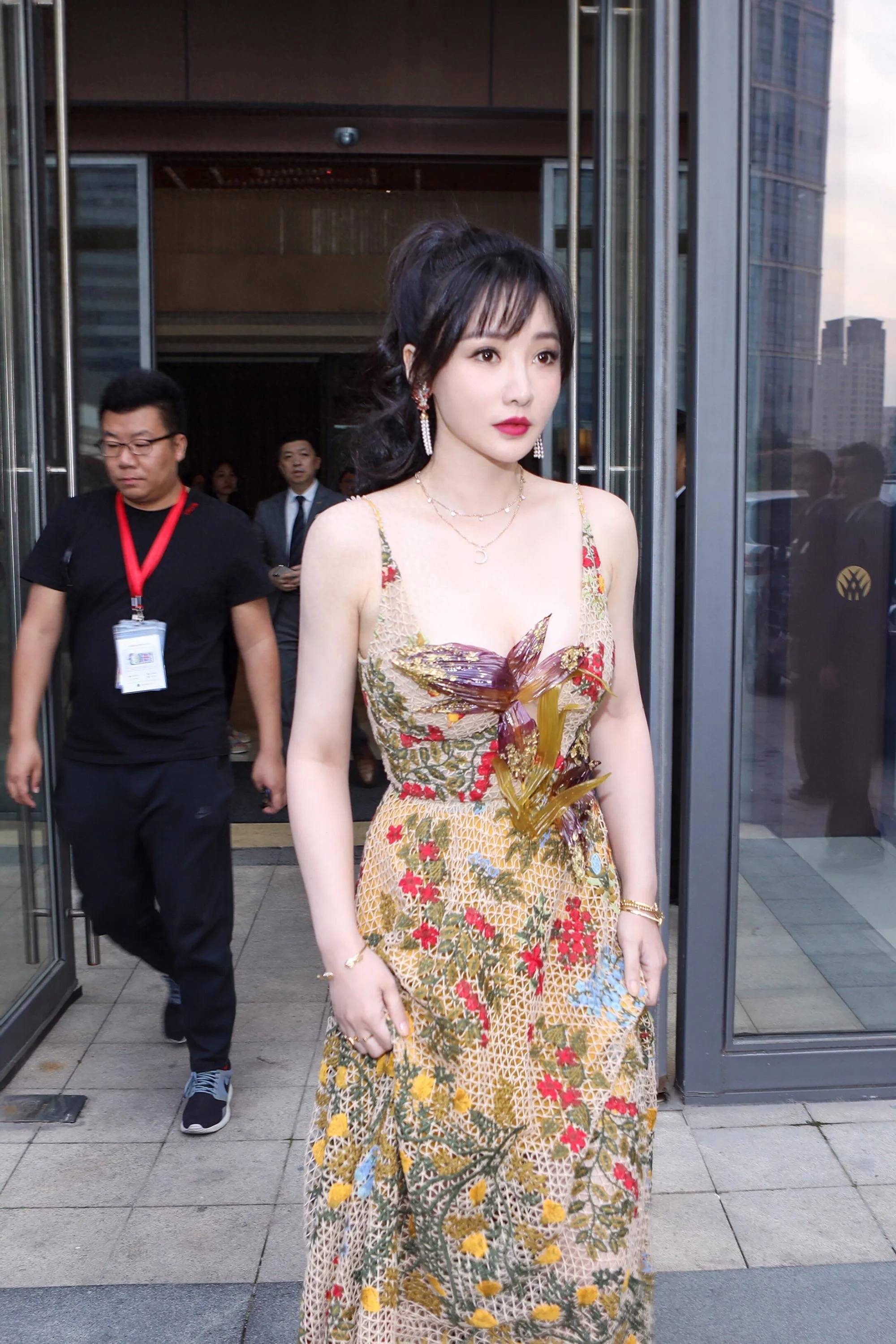 42岁柳岩脖子青筋暴起,脸颊凹陷瘦成纸片人,头大身小比例失调_身材