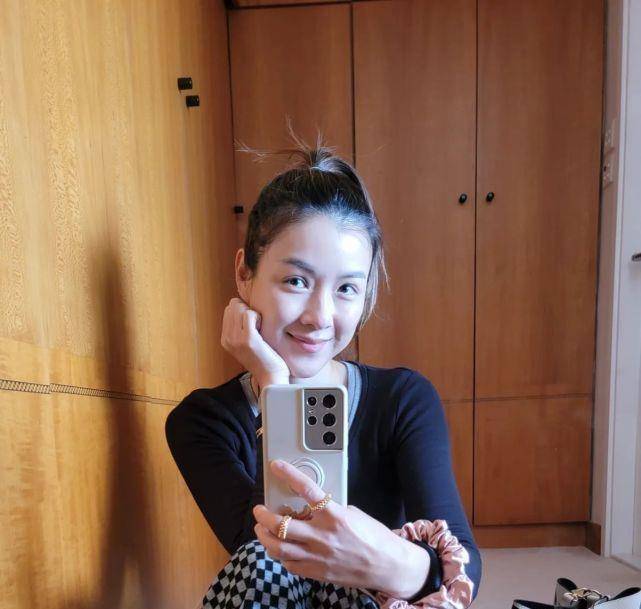 最近陈茵媺特意去理发店弄了头发,还晒出了个人自拍,看来是为了与老公