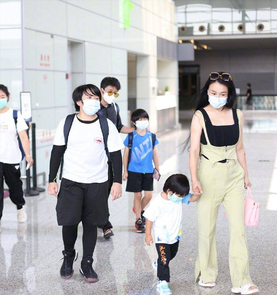 邹市明冉莹颖一家五口走机场,大儿子轩轩又长胖了_时尚_身材_运动