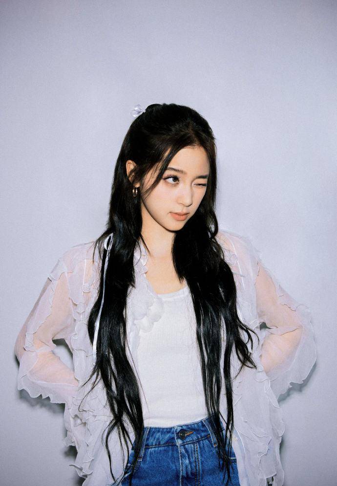 儒家大提琴家欧阳娜娜2023巡演开启,音乐女神变身摇滚女郎_时尚_白色