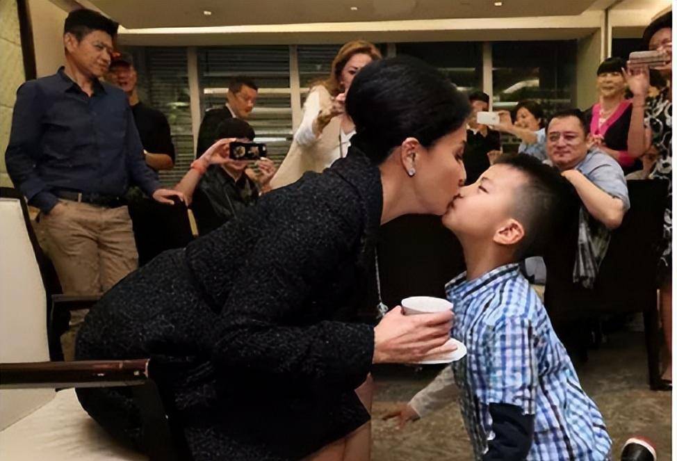 "暖心霸总"康康:修改长津湖剧本拯救票房,被刘嘉玲抢着认干儿子_胡军