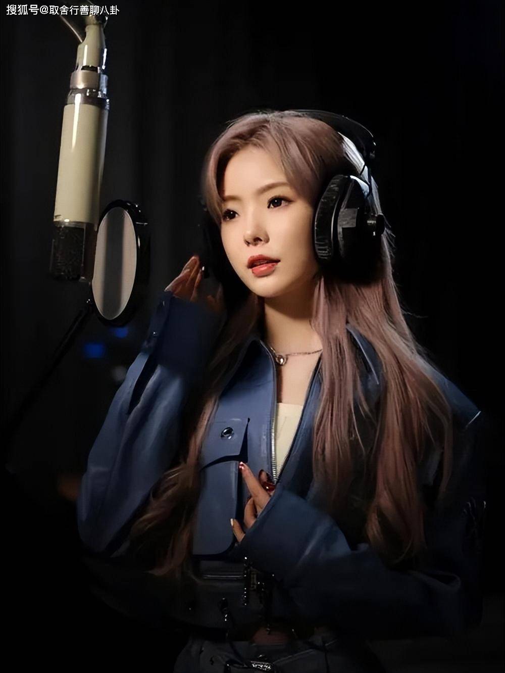 韩红徒弟陈卓璇生日照,身穿白色抹胸裙超梦幻,手捧小羊俏皮可爱_照片