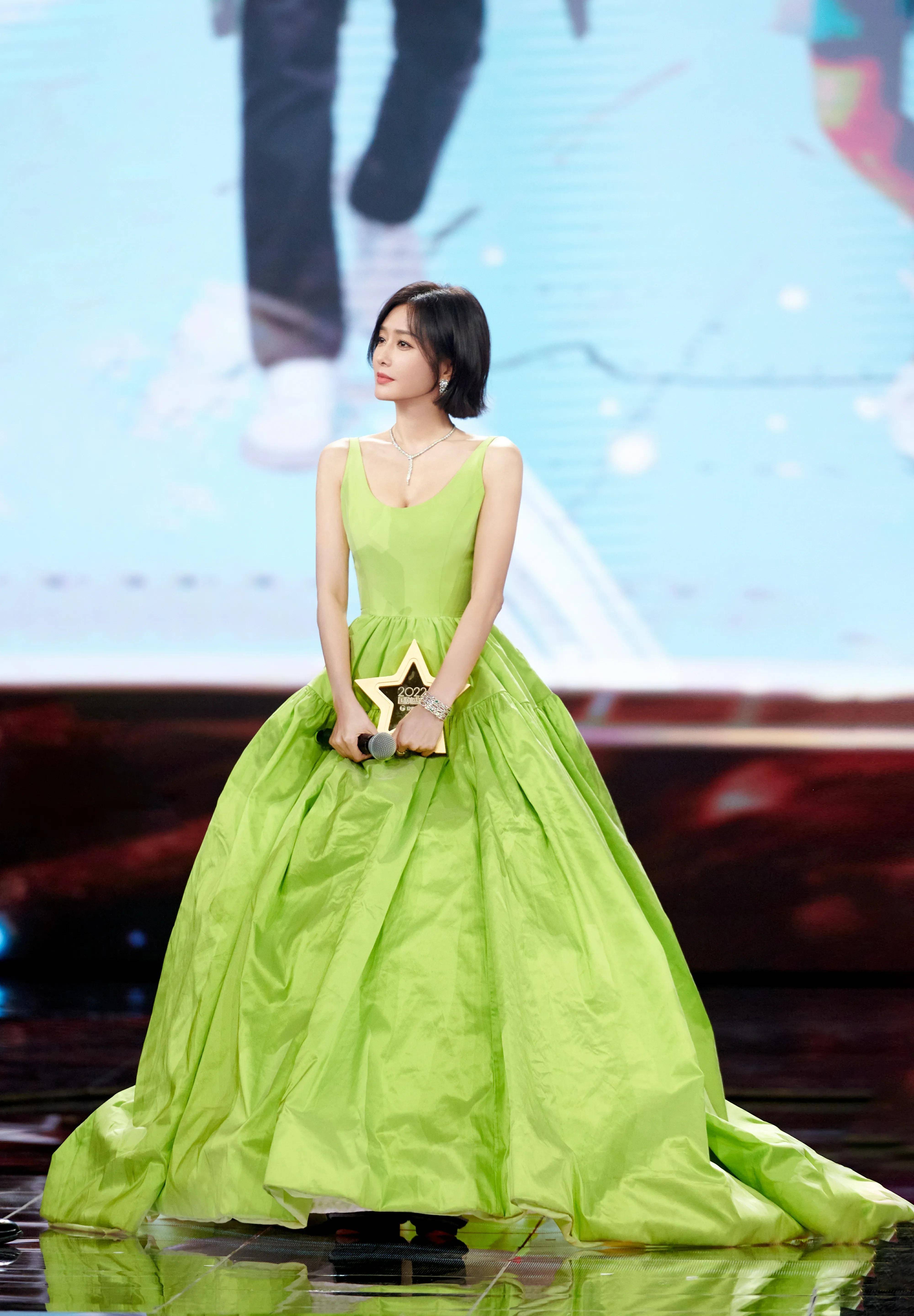 秦岚这身绿色吊带晚礼服不仅有设计感,而且更适合他.