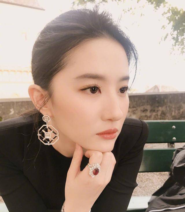 刘亦菲近照发福严重,路人镜头下的她胖成中年大妈,这脸真圆!