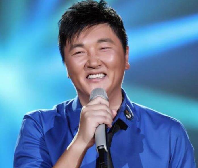 照片中的孙楠身穿蓝色运动夹克,头戴运动帽,但最抢眼的是一双极细的腿