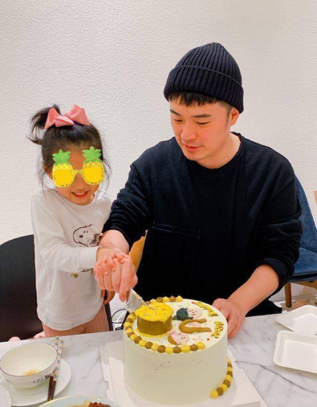 陈赫罕见晒女儿安安正脸,多数明星都不愿晒,因舆论杀伤力太大_孩子