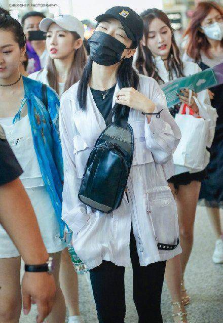 创造101五美现身机场,吴宣仪被夸仙女,杨超越"傻白甜"到底_yamy_人气