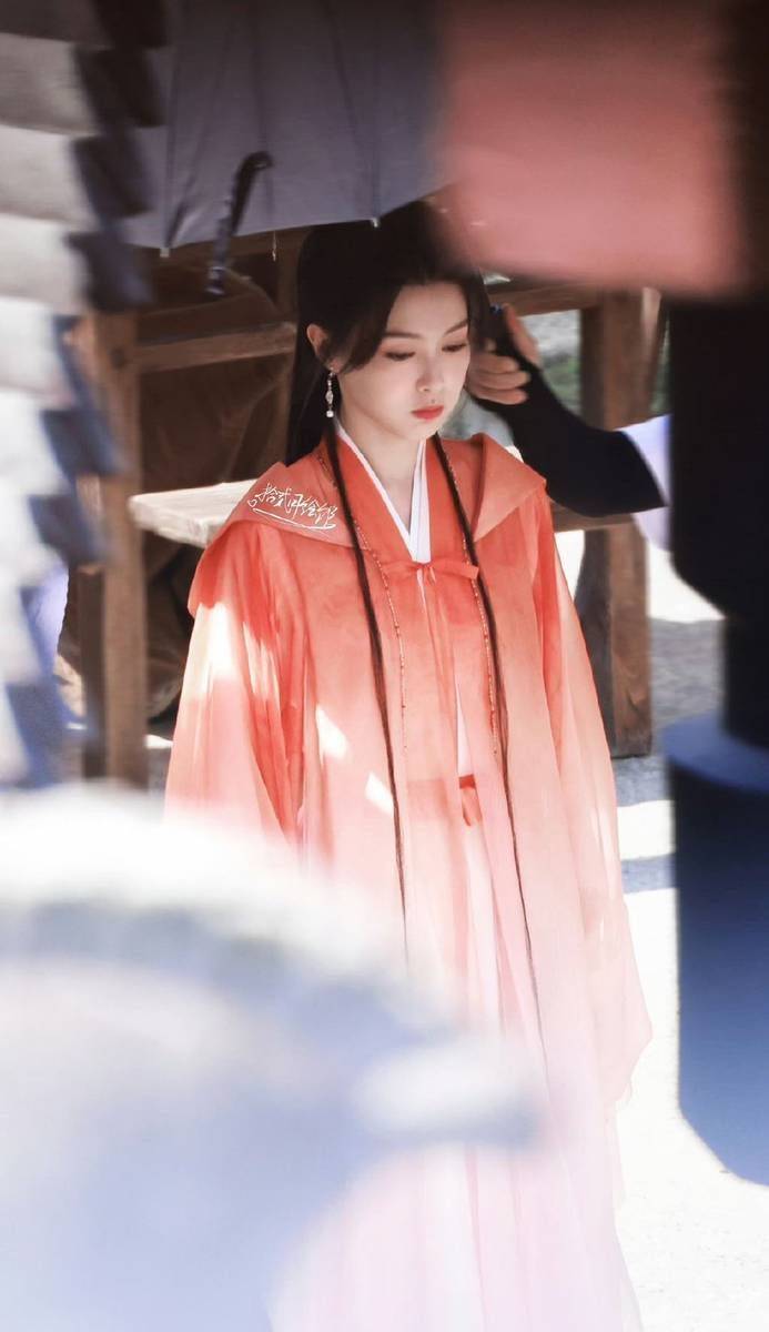 唐嫣古装造型曝光!红衣斗篷下的明艳动人气质令人惊艳