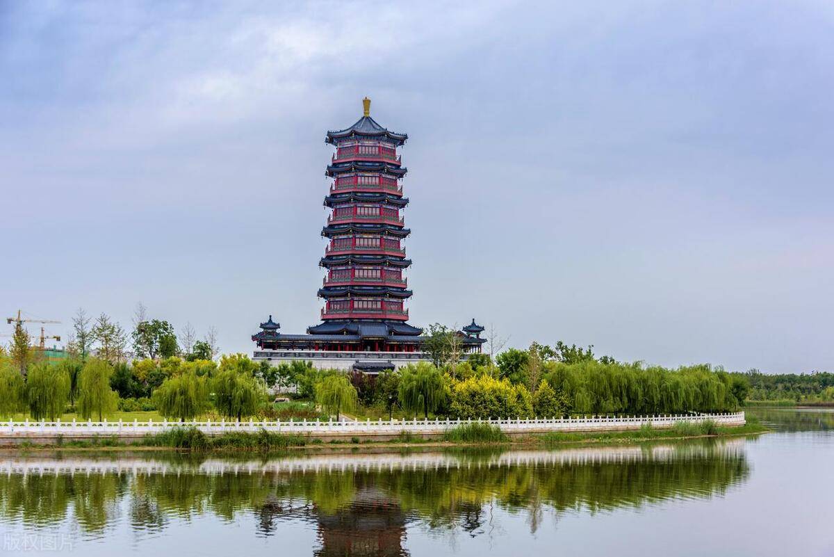 这里是淄博市政府的所在地,建筑群以独特的风格和历史价值成为游客们