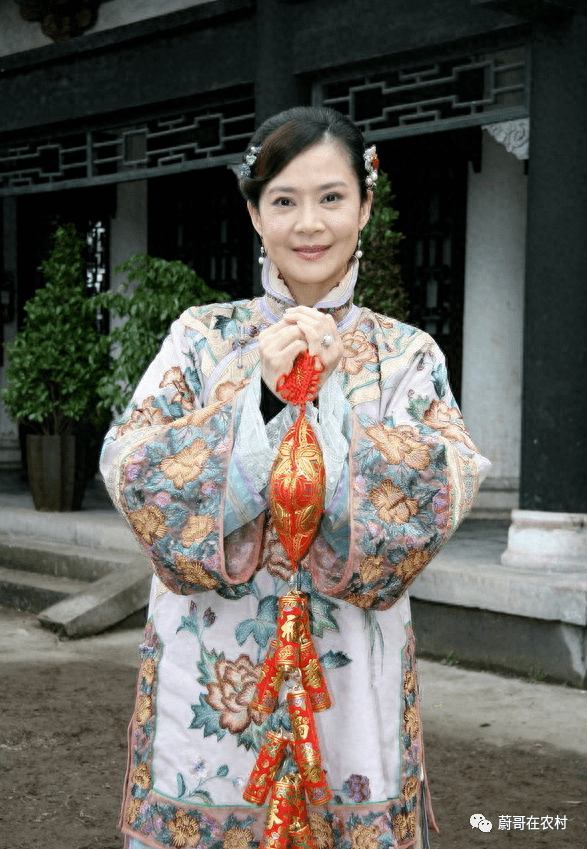 "婉君"俞小凡老了还是那么优雅,59岁衣着典雅彰显高贵,岁月令她更加