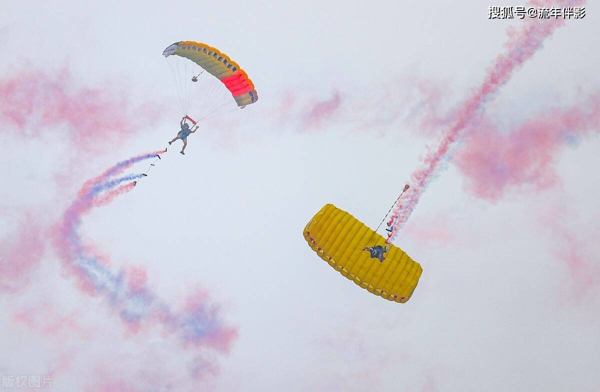 南非神枪手飞机xa42,动力之翼飞机xa42等共计10架特技飞机,在天空中