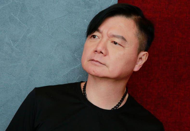 曾花光积蓄为妻子治病,艾威自曝离婚后过上独居生活,爱自言自语_问题