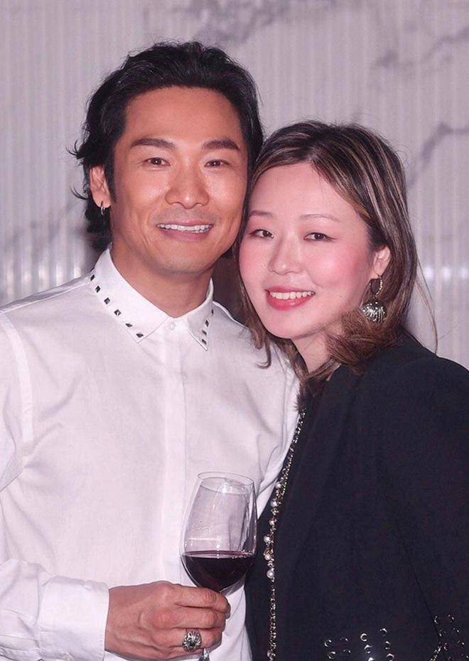 杜德伟妻子李晓冰,丈夫比母亲大一岁,婚后生一子,生活幸福甜蜜_年龄